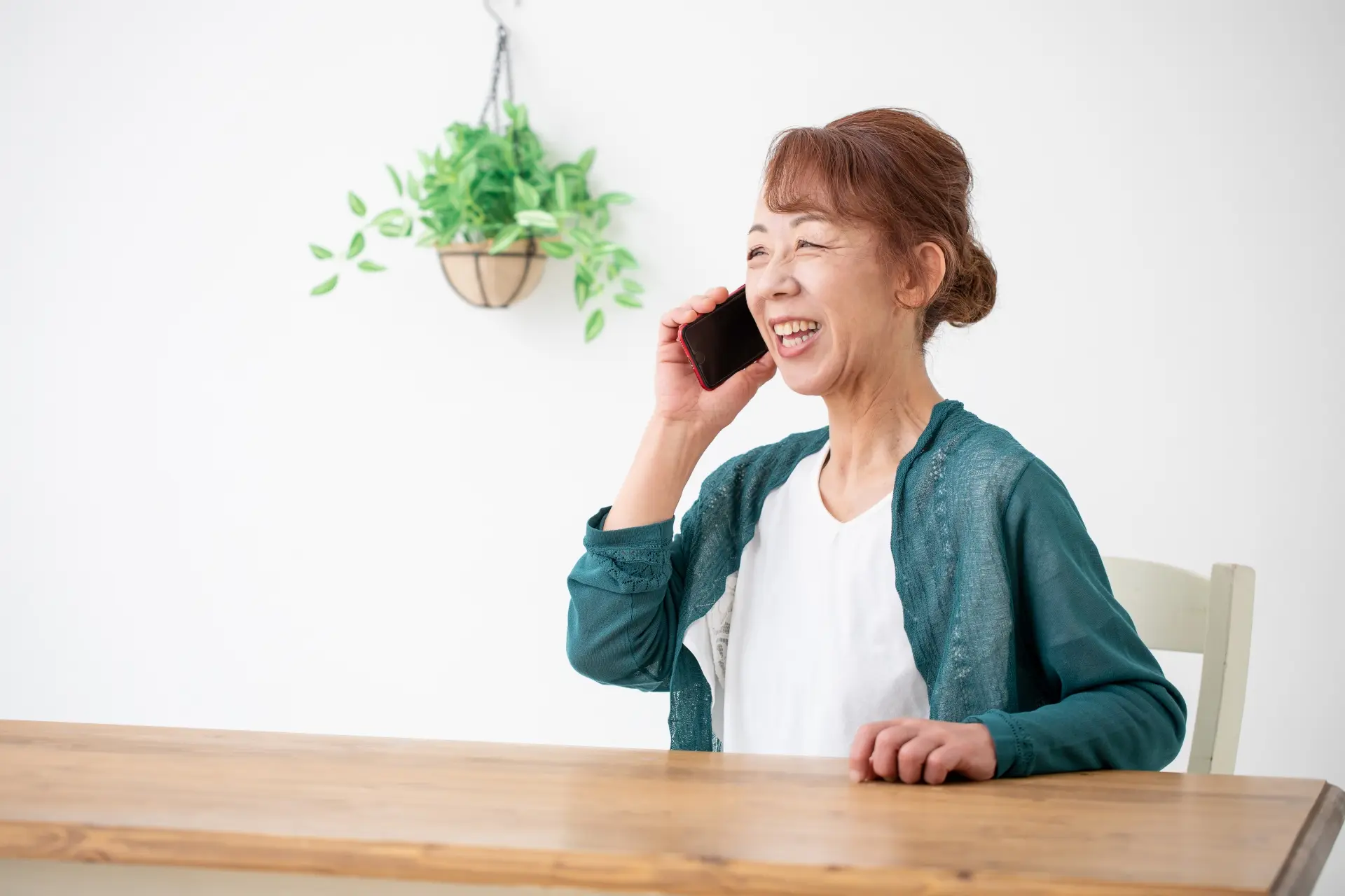 電話で訪問美容を申し込む利用者